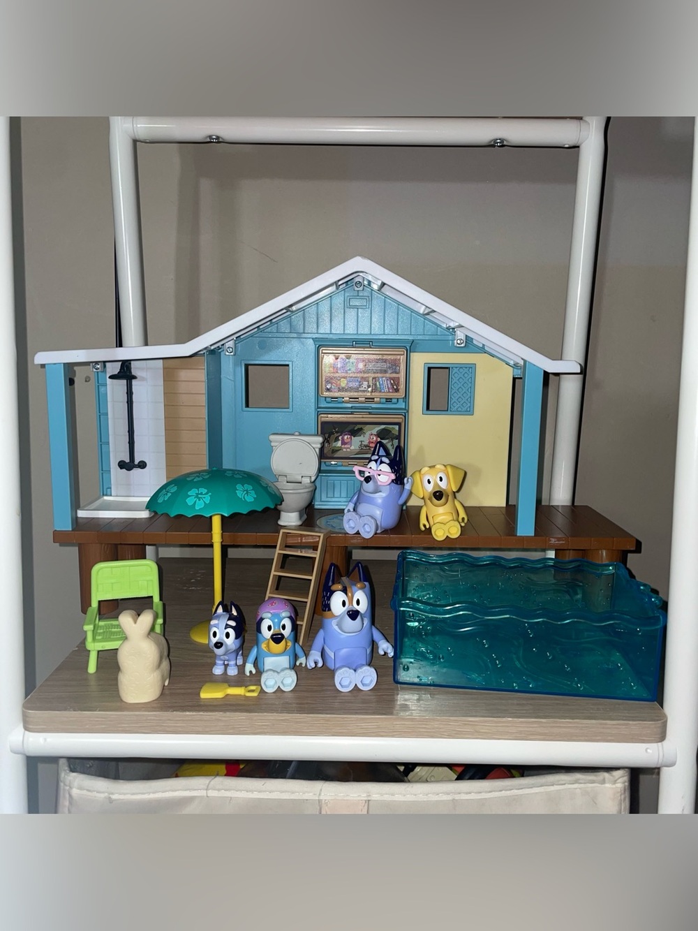 Bluey's Beach Cabin Playset  bundle